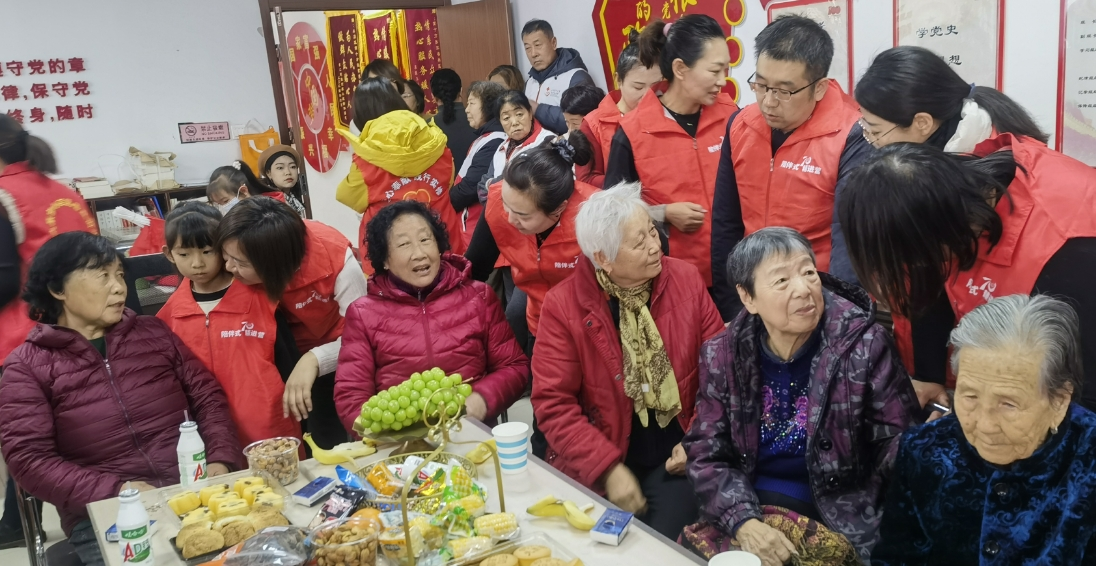 层 “帘”动你我 温暖守护尊龙凯时·中国网站新春走基(图3)