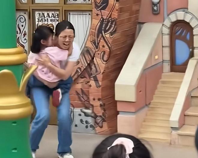 成疑！兔帽女是否打小孩成最大争议尊龙凯时迪士尼情侣现身医院伤势(图2)