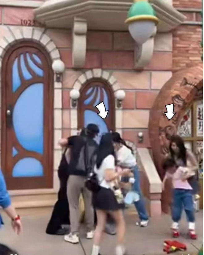 成疑！兔帽女是否打小孩成最大争议尊龙凯时迪士尼情侣现身医院伤势