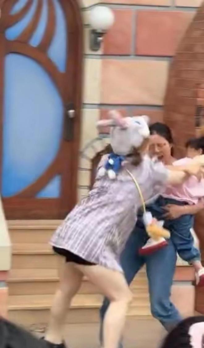成疑！兔帽女是否打小孩成最大争议尊龙凯时迪士尼情侣现身医院伤势(图8)