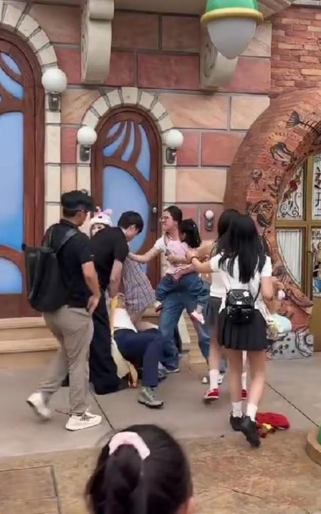 成疑！兔帽女是否打小孩成最大争议尊龙凯时迪士尼情侣现身医院伤势(图6)