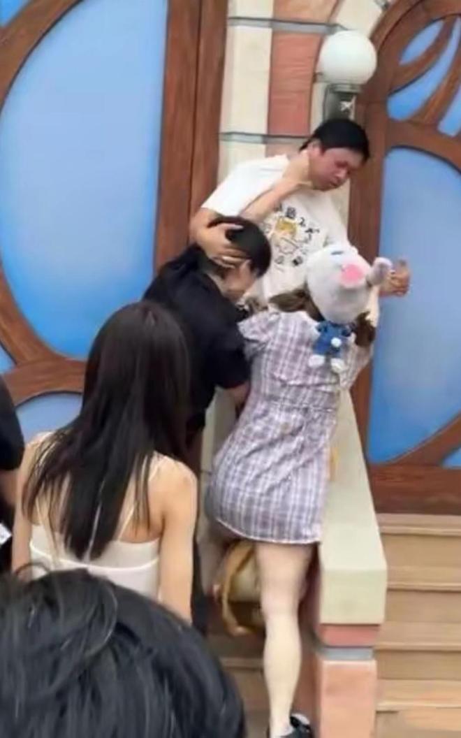 成疑！兔帽女是否打小孩成最大争议尊龙凯时迪士尼情侣现身医院伤势(图9)
